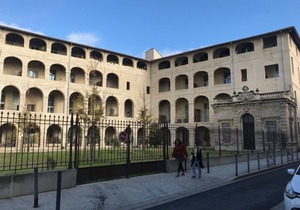 Bel appartement historique au coeur d'Avignon/beautiful apartment in Avignon