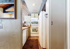Bigwood 62 Quiet and Cozy in Forest Setting, with Garage Parking by RedAwning