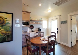 BookStayHop - RedTail McCall Suite~ Hot Tub and Convienent Tesla Station