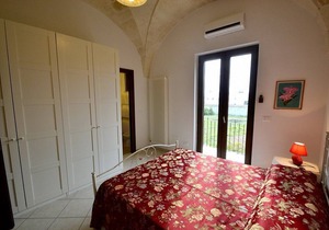 Borgo Salino B: A characteristic and welcoming three-story apartment in the characteristic style of the Apulian countryside, with Free WI-FI.