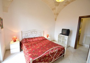 Borgo Salino B: A characteristic and welcoming three-story apartment in the characteristic style of the Apulian countryside, with Free WI-FI.