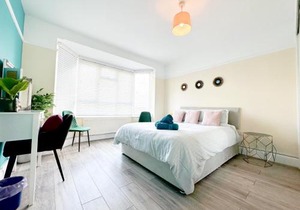 Bournemouth 3 Bedroom - Parking