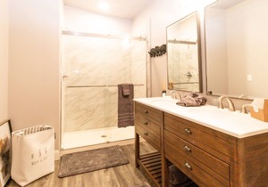 Boutique hotel in historic downtown Seneca. Room #2 Owners Suite. Q/K combo.