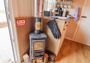 BRACKEN HUT AT COPY HOUSE HIDEAWAY, pet friendly in Earby