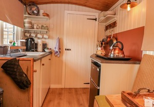 BRACKEN HUT AT COPY HOUSE HIDEAWAY, pet friendly in Earby