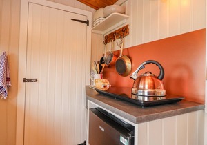 BRACKEN HUT AT COPY HOUSE HIDEAWAY, pet friendly in Earby