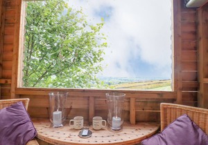 BRACKEN HUT AT COPY HOUSE HIDEAWAY, pet friendly in Earby