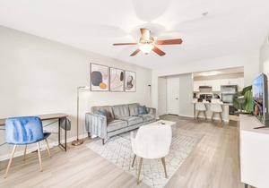 Bright 2BR King Suite w Gym& close to Downtown