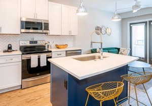 Bright and Pretty 1BR with Pool & Gym