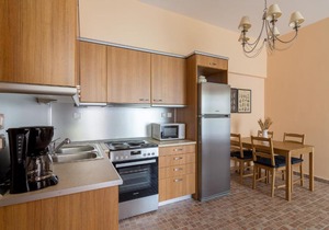 Bright And Spacious Apartment In Varkiza