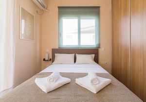 Bright And Spacious Apartment In Varkiza