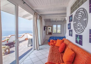 Bright apartment on the 1st floor of a small two-family house overlooking the sea and a few steps fr