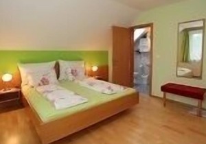 Bright, cozy double room "Weinbergblick" with balcony