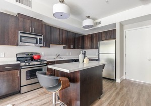 Bright Mountain View 1BR w/Pool, Gym, nr. SU & Google, by Blueground