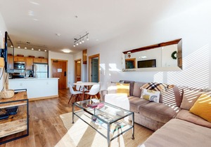 Bright & Remodeled. Balcony, Great Views, Quiet Location. Pool On-site