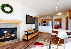 Bright & Remodeled. Balcony, Great Views, Quiet Location. Pool On-site