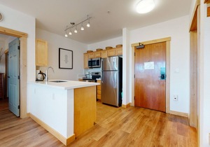 Bright & Remodeled. Balcony, Great Views, Quiet Location. Pool On-site