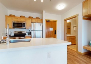 Bright & Remodeled. Balcony, Great Views, Quiet Location. Pool On-site