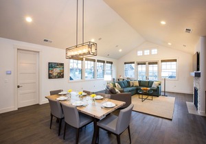 Bring your 🚲 ~ resort pool + amenities ~ near Bachelor ~ concert shuttle ~ wifi