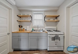 Broad St Earth Suite |Amazing Location in the Heart of Town |Parking Available |King & Queen Bedroom