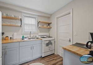 Broad St Earth Suite |Amazing Location in the Heart of Town |Parking Available |King & Queen Bedroom