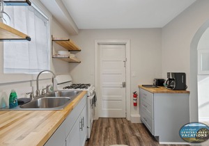 Broad St Earth Suite |Amazing Location in the Heart of Town |Parking Available |King & Queen Bedroom