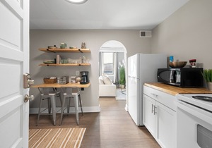 Broad Street Suite 1 |Parking Available |Downton |Walkable |Above Restaurant | King & Queen Bedroom