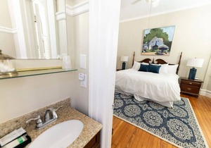 Buccaneer Room - Captain's Quarters Inn, Downtown Historic Edenton