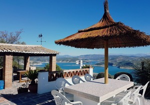 Buenavista 1 Apartment Overlooking Lake Iznajar and Swimming Pool