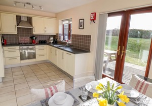 BUFFERS, family friendly, with a garden in Whitby