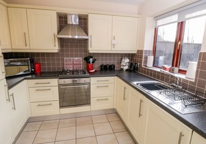 BUFFERS, family friendly, with a garden in Whitby