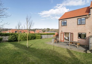 BUFFERS, family friendly, with a garden in Whitby