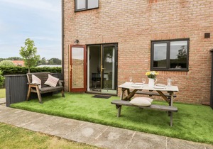 BUFFERS, family friendly, with a garden in Whitby
