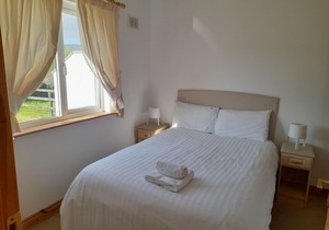 Burren Way Cottage 02 - sleeps 6 guests in 3 bedrooms