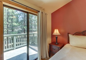 Cabin with fireplace in a great location - SHARC passes included