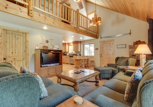 Cabin with fireplace in a great location - SHARC passes included