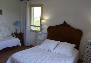 Cante Grillet / Lacoste (84) In PROVENCE at the foot of LUBERON - quiet location near