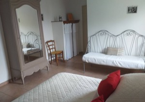 Cante Grillet in Provence at the foot of the Luberon LACOSTE (84480) Chambre FLORY