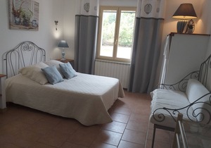 Cante Grillet in Provence at the foot of the Luberon LACOSTE (84480) Chambre FLORY