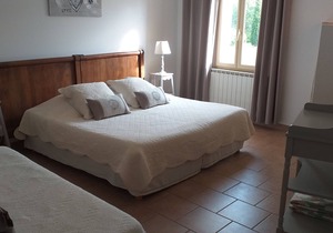 Cante Grillet in Provence at the foot of the Luberon LACOSTE (84480) Chambre FLORY