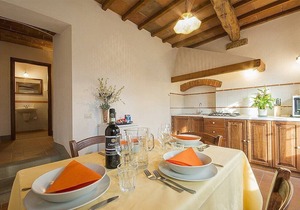 Casa Bonannia I: A romantic and welcoming one-story apartment in the characteristic style of the Tuscan countryside.