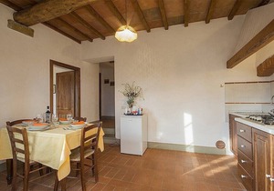 Casa Bonannia I: A romantic and welcoming one-story apartment in the characteristic style of the Tuscan countryside.