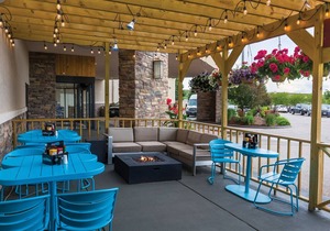 Casper Getaway! 2 Convenient Units, Free Breakfast, Indoor Pool, Bar