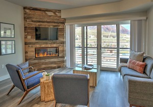 Caverns Village Condo #309, Steps from Iron Mt. Hot Spgs, Near Gondola & Downtwn