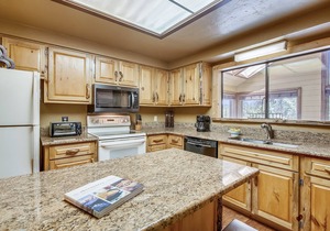 Cedars 53 - Wonderful Ski in Ski out Townhome on Peak 9 with private Hot Tub!