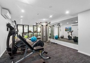 Central 2-Bed with Gym, BBQ & Stunning Views