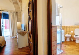 Central andTraditional Suite with kitchen and terrace
