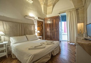 Central andTraditional Suite with kitchen and terrace