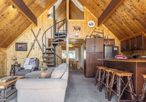 Chalet #2, Charming Ski In/Ski Out Steps to the M