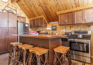 Chalet #2, Charming Ski In/Ski Out Steps to the M